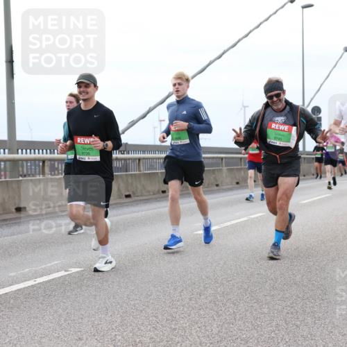03.10.2025 - Köhlbrandbrückenlauf Lena Gebhardt http://msf.ph/oto/9202736 03.10.2025 15:50:12 Position 2 913, 9735, 9698, 9745, 9708 meine-sportfotos.de
