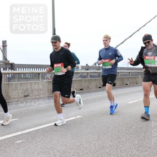 03.10.2025 - Köhlbrandbrückenlauf Lena Gebhardt http://msf.ph/oto/9202737 03.10.2025 15:50:13 Position 2 9735, 9698, 9745, 9708 meine-sportfotos.de