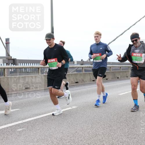 03.10.2025 - Köhlbrandbrückenlauf Lena Gebhardt http://msf.ph/oto/9202738 03.10.2025 15:50:13 Position 2 9735, 9745, 9708 meine-sportfotos.de