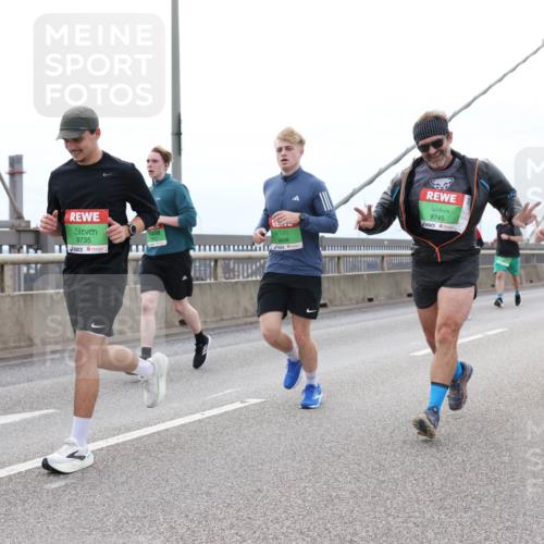 03.10.2025 - Köhlbrandbrückenlauf Lena Gebhardt http://msf.ph/oto/9202739 03.10.2025 15:50:13 Position 2 9735, 9698, 9745, 9708 meine-sportfotos.de