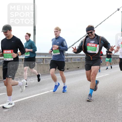 03.10.2025 - Köhlbrandbrückenlauf Lena Gebhardt http://msf.ph/oto/9202740 03.10.2025 15:50:13 Position 2 9735, 9698, 9745, 9708 meine-sportfotos.de