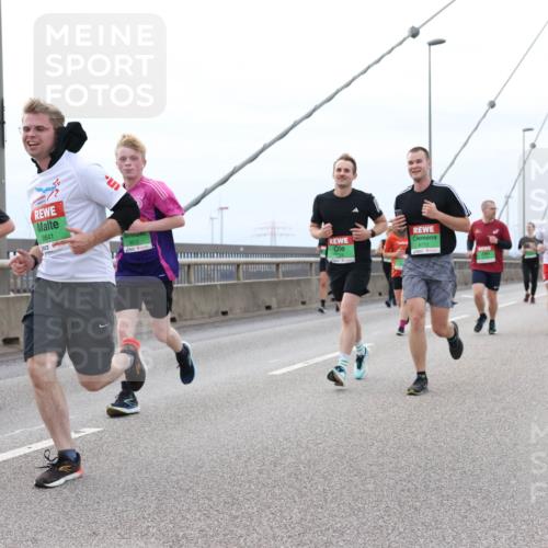 03.10.2025 - Köhlbrandbrückenlauf Lena Gebhardt http://msf.ph/oto/9202755 03.10.2025 15:50:17 Position 2 8841, 8513, 8772 meine-sportfotos.de