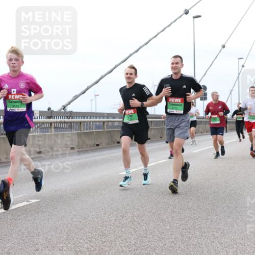 03.10.2025 - Köhlbrandbrückenlauf Lena Gebhardt http://msf.ph/oto/9202756 03.10.2025 15:50:17 Position 2 8841, 8513, 8772, 74 meine-sportfotos.de