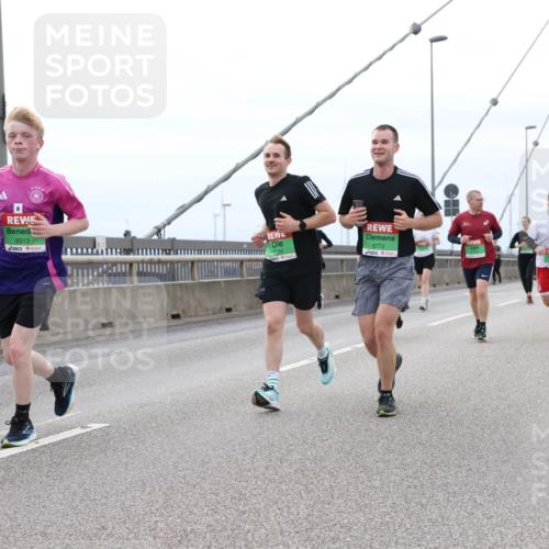 03.10.2025 - Köhlbrandbrückenlauf Lena Gebhardt http://msf.ph/oto/9202758 03.10.2025 15:50:17 Position 2 8513, 74, 8772 meine-sportfotos.de