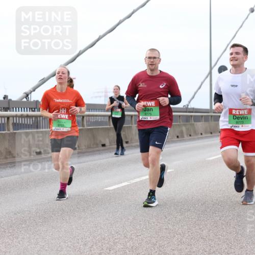03.10.2025 - Köhlbrandbrückenlauf Lena Gebhardt http://msf.ph/oto/9202764 03.10.2025 15:50:19 Position 2 9727, 8775, 8773 meine-sportfotos.de