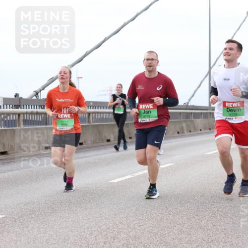 03.10.2025 - Köhlbrandbrückenlauf Lena Gebhardt http://msf.ph/oto/9202765 03.10.2025 15:50:19 Position 2 9727, 8775, 8773 meine-sportfotos.de