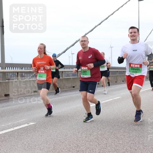 03.10.2025 - Köhlbrandbrückenlauf Lena Gebhardt http://msf.ph/oto/9202766 03.10.2025 15:50:19 Position 2 9727, 8775, 8773 meine-sportfotos.de