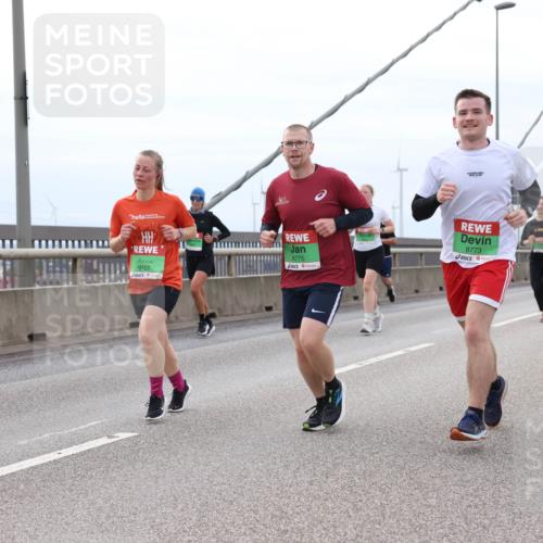 03.10.2025 - Köhlbrandbrückenlauf Lena Gebhardt http://msf.ph/oto/9202767 03.10.2025 15:50:19 Position 2 9727, 8775, 8773 meine-sportfotos.de