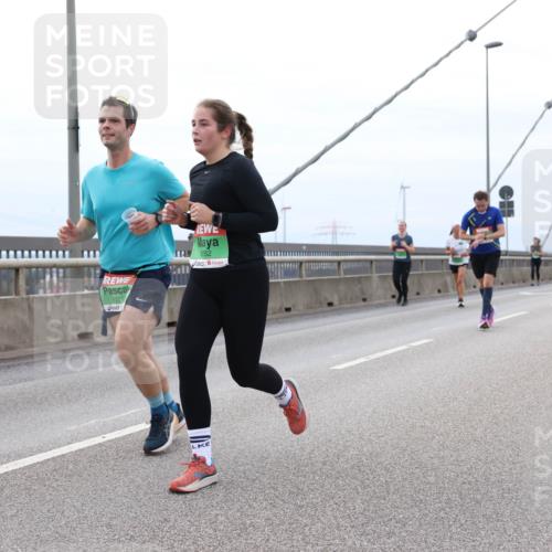 03.10.2025 - Köhlbrandbrückenlauf Lena Gebhardt http://msf.ph/oto/9202791 03.10.2025 15:50:25 Position 2 8771, 8762 meine-sportfotos.de