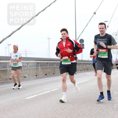 03.10.2025 - Köhlbrandbrückenlauf Lena Gebhardt http://msf.ph/oto/9202796 03.10.2025 15:50:28 Position 2 9315, 8, 9316 meine-sportfotos.de