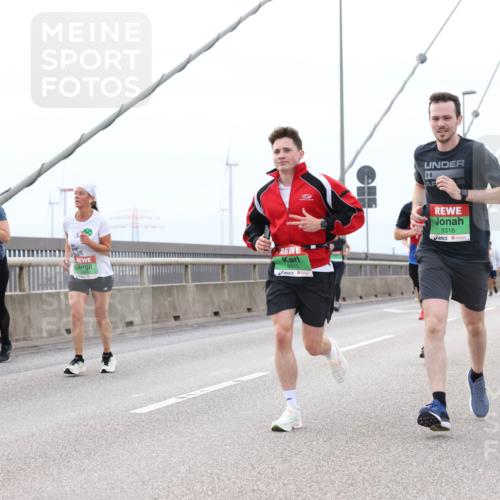 03.10.2025 - Köhlbrandbrückenlauf Lena Gebhardt http://msf.ph/oto/9202797 03.10.2025 15:50:28 Position 2 9315, 9316 meine-sportfotos.de