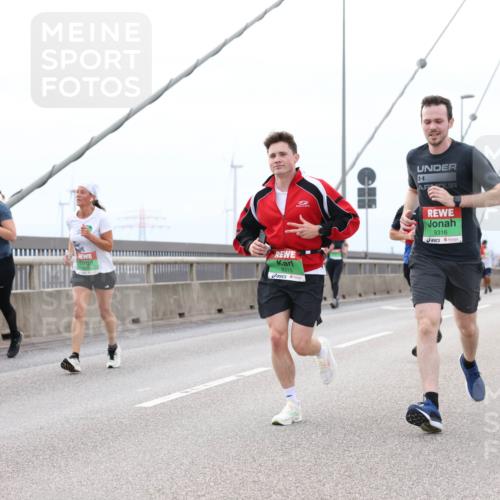 03.10.2025 - Köhlbrandbrückenlauf Lena Gebhardt http://msf.ph/oto/9202798 03.10.2025 15:50:28 Position 2 9315, 9316 meine-sportfotos.de