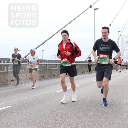 03.10.2025 - Köhlbrandbrückenlauf Lena Gebhardt http://msf.ph/oto/9202799 03.10.2025 15:50:29 Position 2 9315, 9316 meine-sportfotos.de