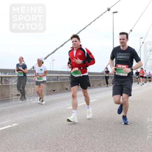 03.10.2025 - Köhlbrandbrückenlauf Lena Gebhardt http://msf.ph/oto/9202800 03.10.2025 15:50:29 Position 2 9315, 9310 meine-sportfotos.de