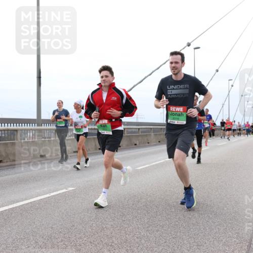 03.10.2025 - Köhlbrandbrückenlauf Lena Gebhardt http://msf.ph/oto/9202803 03.10.2025 15:50:29 Position 2 9315, 9316 meine-sportfotos.de