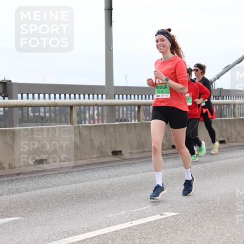 03.10.2025 - Köhlbrandbrückenlauf Lena Gebhardt http://msf.ph/oto/9202816 03.10.2025 15:50:37 Position 2 9116 meine-sportfotos.de