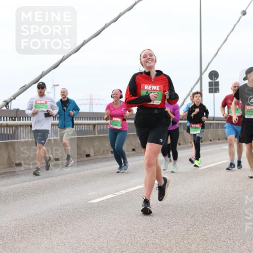 03.10.2025 - Köhlbrandbrückenlauf Lena Gebhardt http://msf.ph/oto/9202824 03.10.2025 15:50:40 Position 2 8409 meine-sportfotos.de