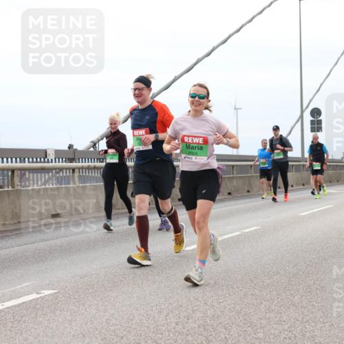 03.10.2025 - Köhlbrandbrückenlauf Lena Gebhardt http://msf.ph/oto/9202846 03.10.2025 15:50:49 Position 2 97, 8928 meine-sportfotos.de