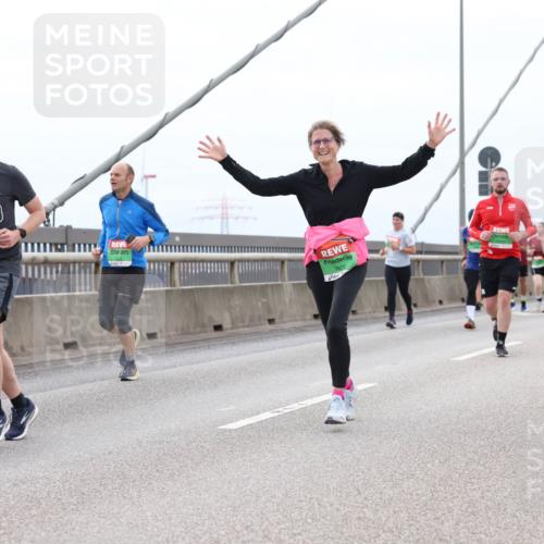 03.10.2025 - Köhlbrandbrückenlauf Lena Gebhardt http://msf.ph/oto/9202865 03.10.2025 15:50:55 Position 2 7989, 7635 meine-sportfotos.de