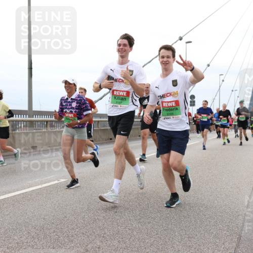 03.10.2025 - Köhlbrandbrückenlauf Lena Gebhardt http://msf.ph/oto/9202909 03.10.2025 15:51:06 Position 2 9167, 24, 9166 meine-sportfotos.de