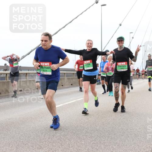 03.10.2025 - Köhlbrandbrückenlauf Lena Gebhardt http://msf.ph/oto/9202921 03.10.2025 15:51:09 Position 2 9318, 7454, 7850 meine-sportfotos.de