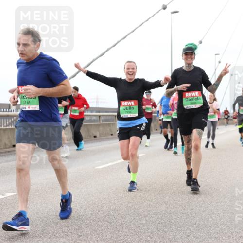 03.10.2025 - Köhlbrandbrückenlauf Lena Gebhardt http://msf.ph/oto/9202924 03.10.2025 15:51:09 Position 2 9318, 7454, 7850 meine-sportfotos.de