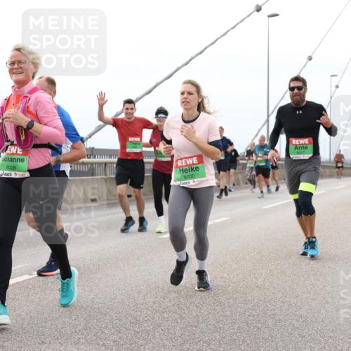 03.10.2025 - Köhlbrandbrückenlauf Lena Gebhardt http://msf.ph/oto/9202938 03.10.2025 15:51:12 Position 2 8028, 8700, 8607 meine-sportfotos.de