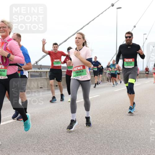 03.10.2025 - Köhlbrandbrückenlauf Lena Gebhardt http://msf.ph/oto/9202939 03.10.2025 15:51:12 Position 2 8028, 8700, 8607 meine-sportfotos.de