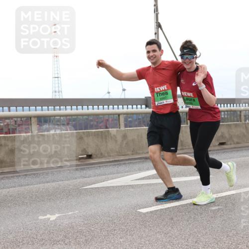03.10.2025 - Köhlbrandbrückenlauf Lena Gebhardt http://msf.ph/oto/9202951 03.10.2025 15:51:14 Position 2 8887, 8890 meine-sportfotos.de