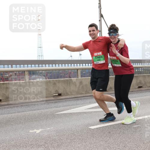 03.10.2025 - Köhlbrandbrückenlauf Lena Gebhardt http://msf.ph/oto/9202952 03.10.2025 15:51:14 Position 2 8887, 8890 meine-sportfotos.de