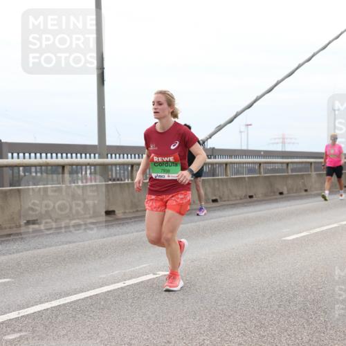 03.10.2025 - Köhlbrandbrückenlauf Lena Gebhardt http://msf.ph/oto/9202973 03.10.2025 15:51:19 Position 2 7938 meine-sportfotos.de