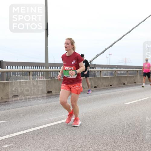 03.10.2025 - Köhlbrandbrückenlauf Lena Gebhardt http://msf.ph/oto/9202974 03.10.2025 15:51:19 Position 2  meine-sportfotos.de