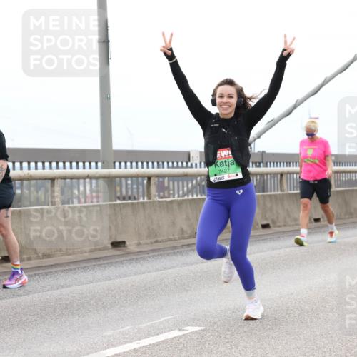 03.10.2025 - Köhlbrandbrückenlauf Lena Gebhardt http://msf.ph/oto/9202982 03.10.2025 15:51:22 Position 2 7427 meine-sportfotos.de
