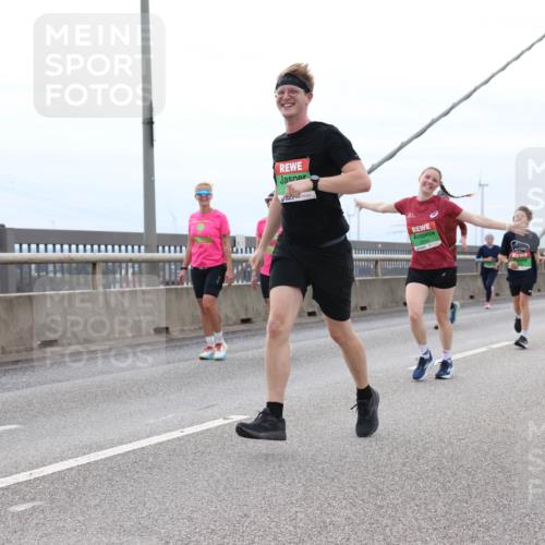 03.10.2025 - Köhlbrandbrückenlauf Lena Gebhardt http://msf.ph/oto/9202990 03.10.2025 15:51:24 Position 2  meine-sportfotos.de