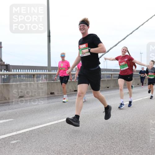 03.10.2025 - Köhlbrandbrückenlauf Lena Gebhardt http://msf.ph/oto/9202991 03.10.2025 15:51:24 Position 2  meine-sportfotos.de