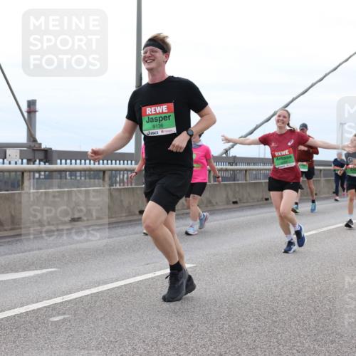 03.10.2025 - Köhlbrandbrückenlauf Lena Gebhardt http://msf.ph/oto/9202992 03.10.2025 15:51:24 Position 2 9136 meine-sportfotos.de