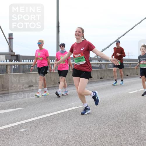 03.10.2025 - Köhlbrandbrückenlauf Lena Gebhardt http://msf.ph/oto/9202996 03.10.2025 15:51:25 Position 2 9204 meine-sportfotos.de