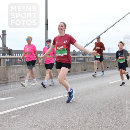 03.10.2025 - Köhlbrandbrückenlauf Lena Gebhardt http://msf.ph/oto/9202997 03.10.2025 15:51:25 Position 2 9204 meine-sportfotos.de