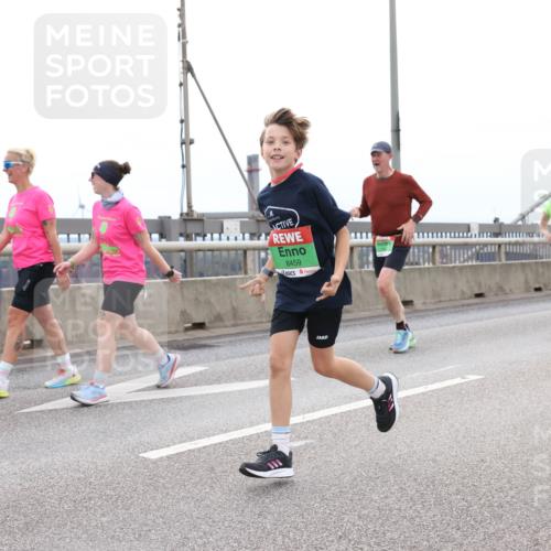 03.10.2025 - Köhlbrandbrückenlauf Lena Gebhardt http://msf.ph/oto/9203005 03.10.2025 15:51:27 Position 2 500, 8459 meine-sportfotos.de