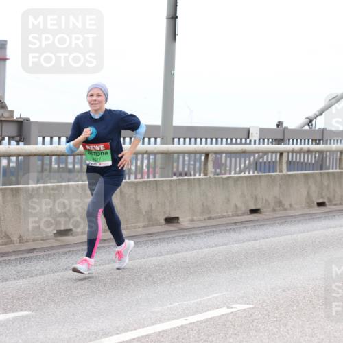 03.10.2025 - Köhlbrandbrückenlauf Lena Gebhardt http://msf.ph/oto/9203017 03.10.2025 15:51:29 Position 2 9477 meine-sportfotos.de
