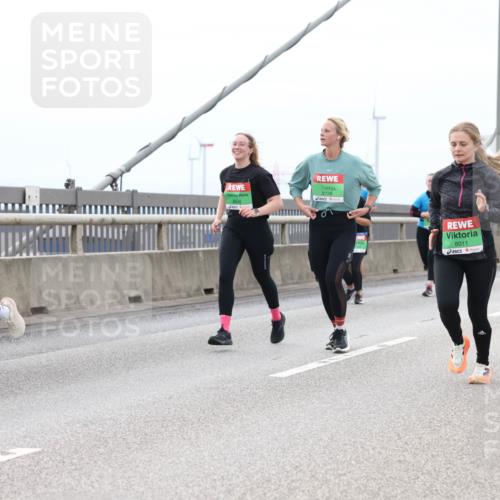 03.10.2025 - Köhlbrandbrückenlauf Lena Gebhardt http://msf.ph/oto/9203046 03.10.2025 15:51:37 Position 2 91, 9728, 8011 meine-sportfotos.de