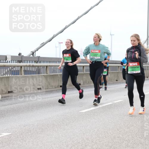 03.10.2025 - Köhlbrandbrückenlauf Lena Gebhardt http://msf.ph/oto/9203047 03.10.2025 15:51:37 Position 2 91, 8246, 9728, 8011 meine-sportfotos.de