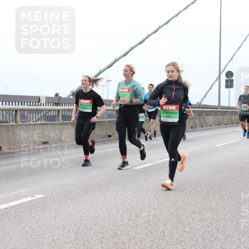 03.10.2025 - Köhlbrandbrückenlauf Lena Gebhardt http://msf.ph/oto/9203051 03.10.2025 15:51:38 Position 2 8246, 9728, 8011 meine-sportfotos.de