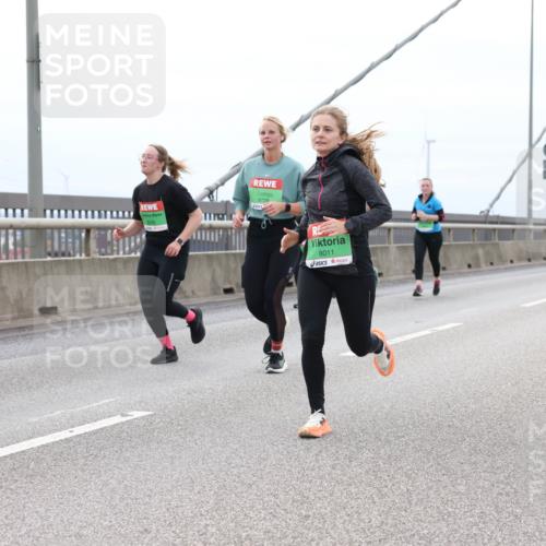 03.10.2025 - Köhlbrandbrückenlauf Lena Gebhardt http://msf.ph/oto/9203052 03.10.2025 15:51:38 Position 2 9728, 8011 meine-sportfotos.de