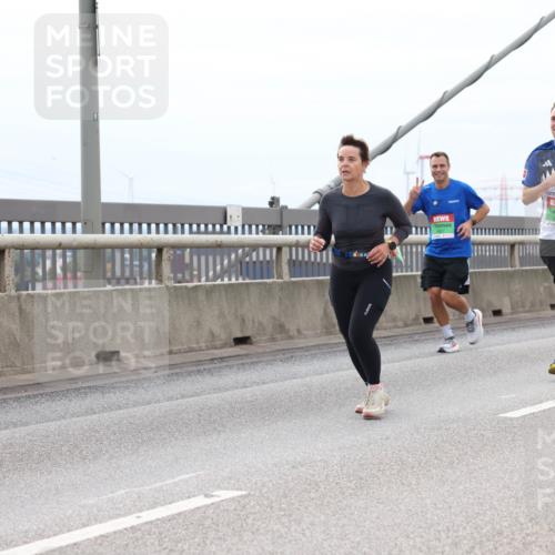 03.10.2025 - Köhlbrandbrückenlauf Lena Gebhardt http://msf.ph/oto/9203072 03.10.2025 15:51:44 Position 2 97, 8478 meine-sportfotos.de