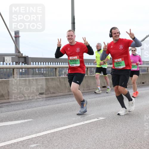 03.10.2025 - Köhlbrandbrückenlauf Lena Gebhardt http://msf.ph/oto/9203098 03.10.2025 15:51:49 Position 2 9000, 8998 meine-sportfotos.de