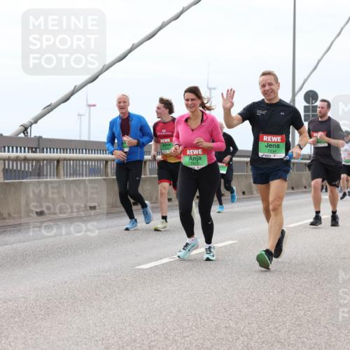 03.10.2025 - Köhlbrandbrückenlauf Lena Gebhardt http://msf.ph/oto/9203127 03.10.2025 15:51:54 Position 2 7334, 7412 meine-sportfotos.de