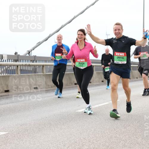 03.10.2025 - Köhlbrandbrückenlauf Lena Gebhardt http://msf.ph/oto/9203128 03.10.2025 15:51:55 Position 2 9, 7412, 7334 meine-sportfotos.de