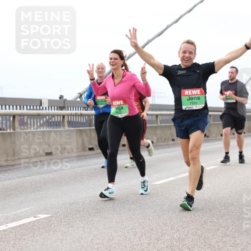 03.10.2025 - Köhlbrandbrückenlauf Lena Gebhardt http://msf.ph/oto/9203130 03.10.2025 15:51:55 Position 2 9, 7412, 7334 meine-sportfotos.de