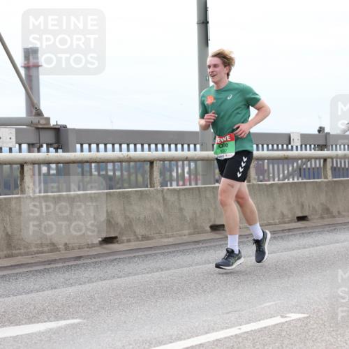 03.10.2025 - Köhlbrandbrückenlauf Lena Gebhardt http://msf.ph/oto/9203174 03.10.2025 15:52:03 Position 2 9337 meine-sportfotos.de